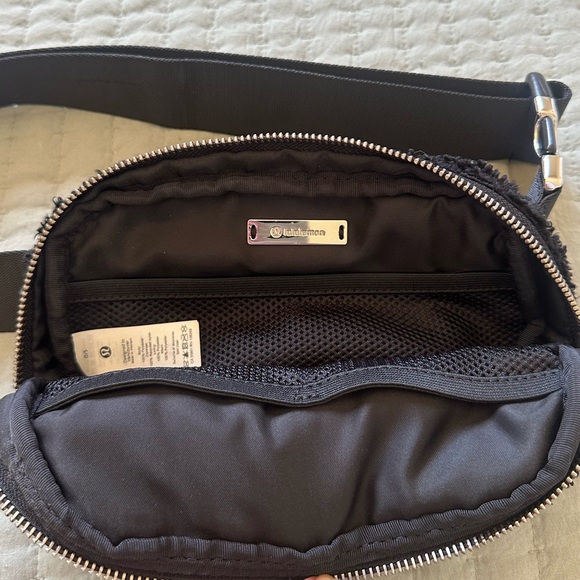 lululemon - sherpa belt bag - black - Picture 3 of 5